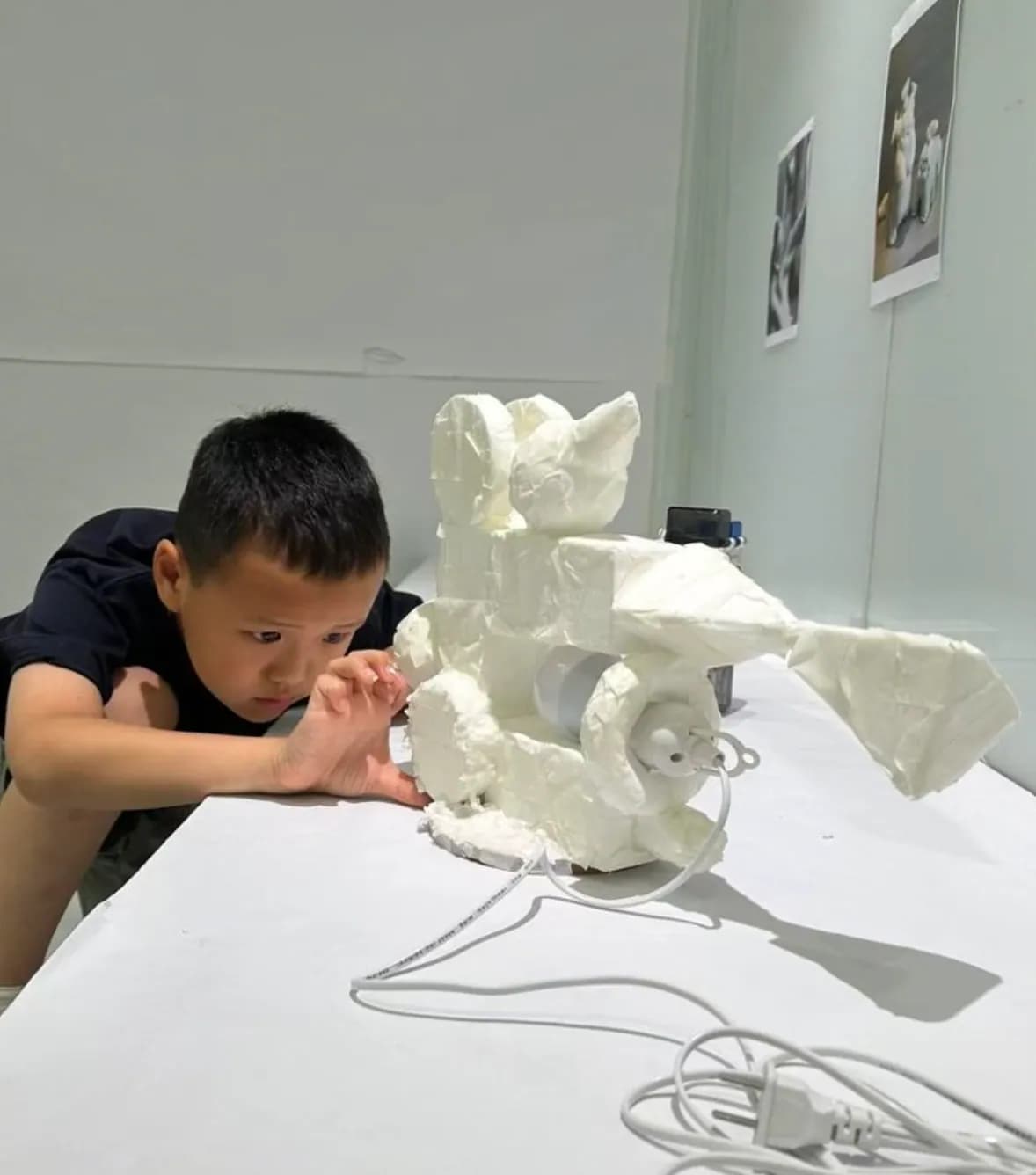 课堂上专注创作的孩子